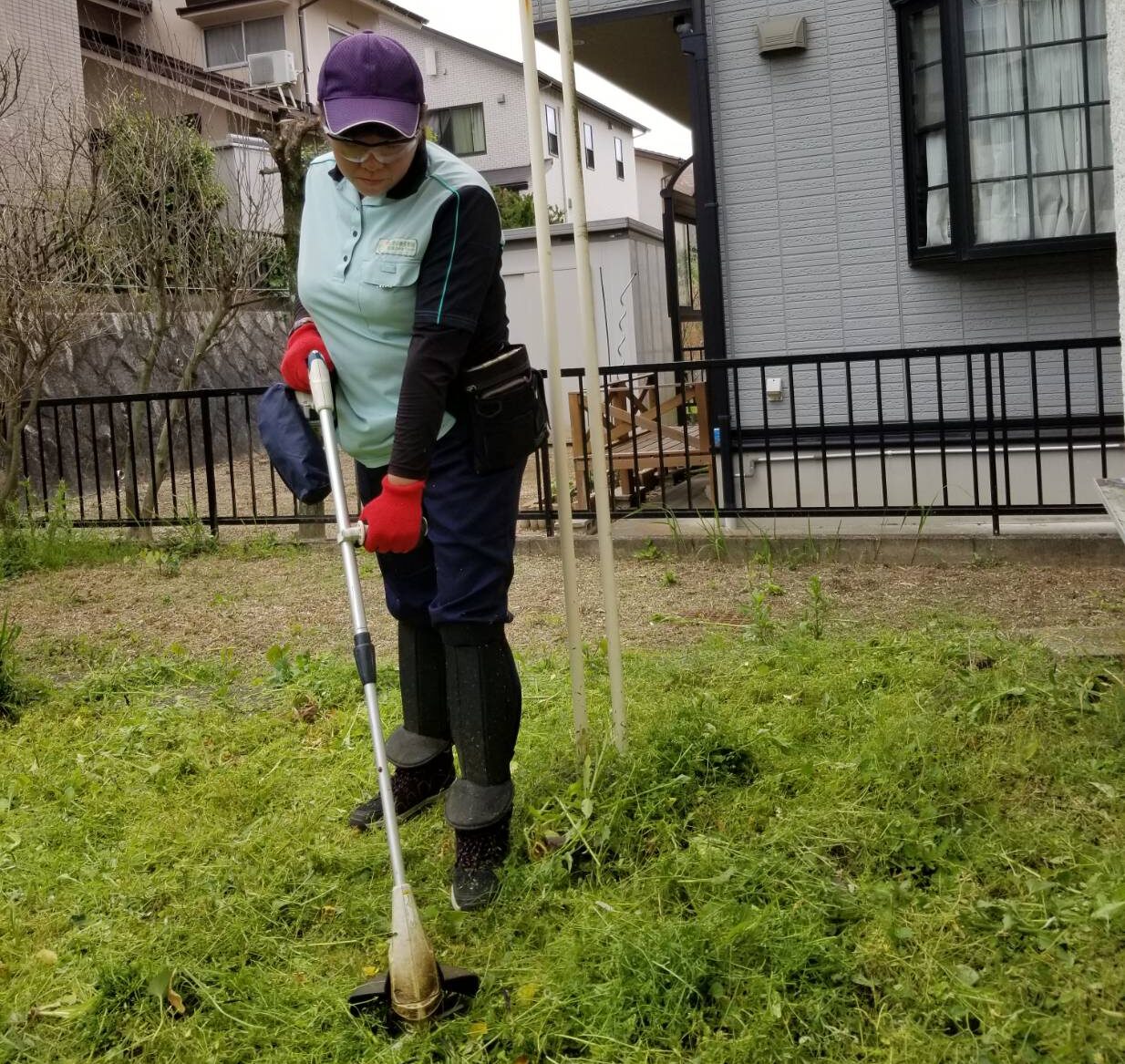 名古屋市名東区の空き家管理　草刈り　作業の様子