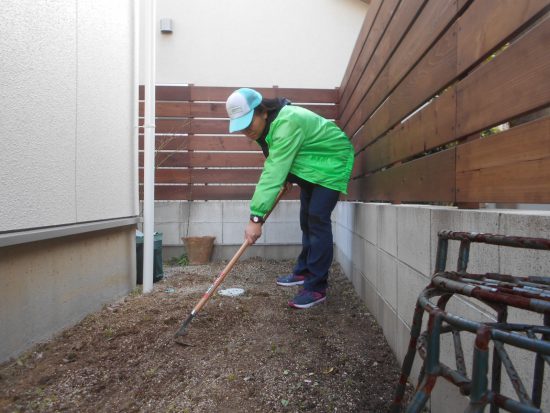 空き家管理 根元から抜くように心がけてます 雑草対策 愛知 名古屋 空き家管理サポート Net